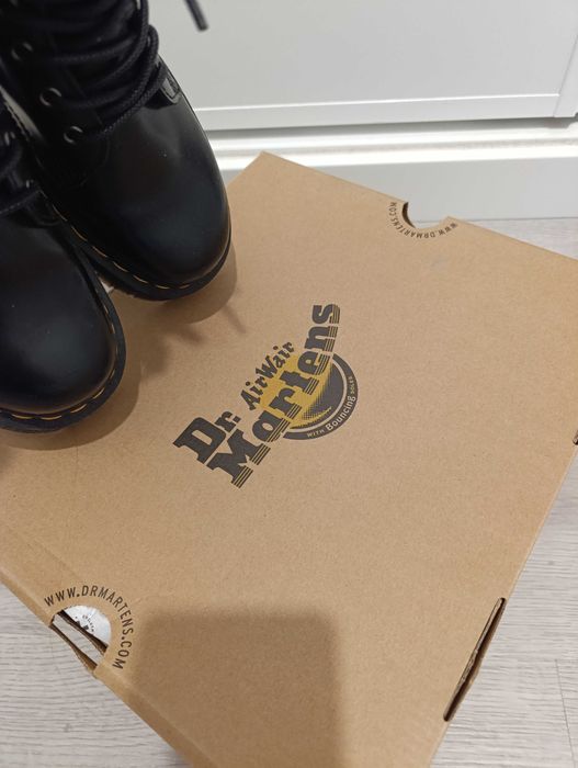 Dr Martens Novas