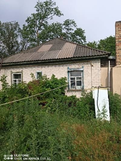 Будинок цегляний, два участки, 1 га землі