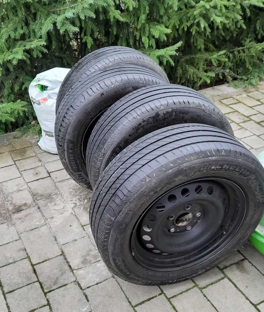 Koła letnie  kompletne 205/60R16. + oryginalne kołpaki