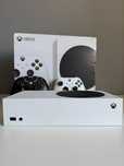 Xbox SeriesS 512GB + 2 pady