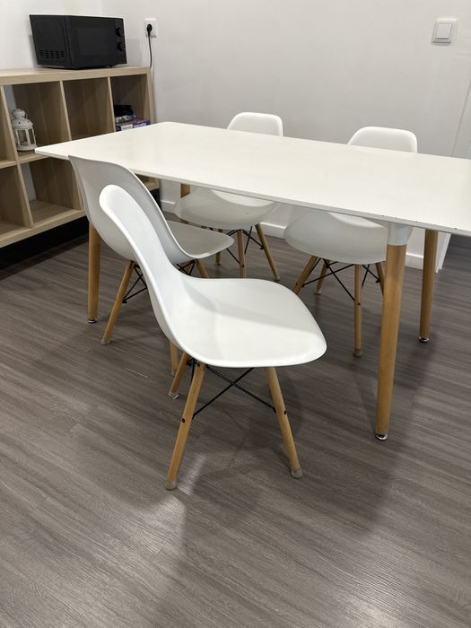 Vendo mesa com 4 cadeiras cor branco