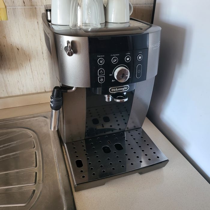 Máquina café automática Delonghi magnífica S