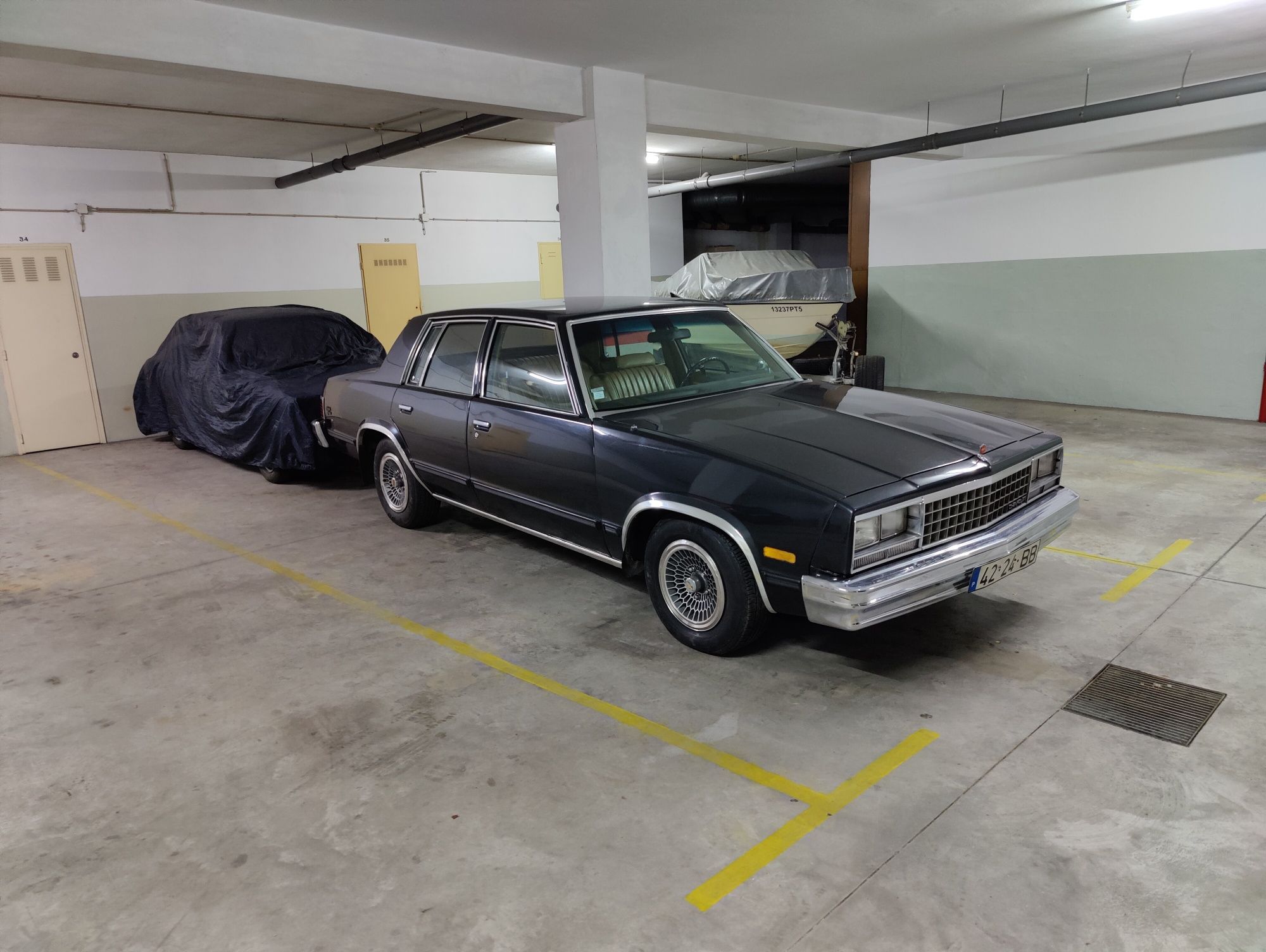 Vendo 2 lugares de garagem + arrumos