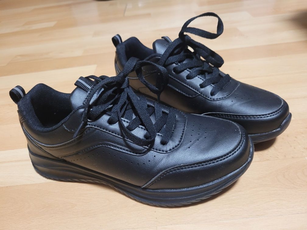 Czarne buty sportowe, lekkie, 38 +łyżka do butów