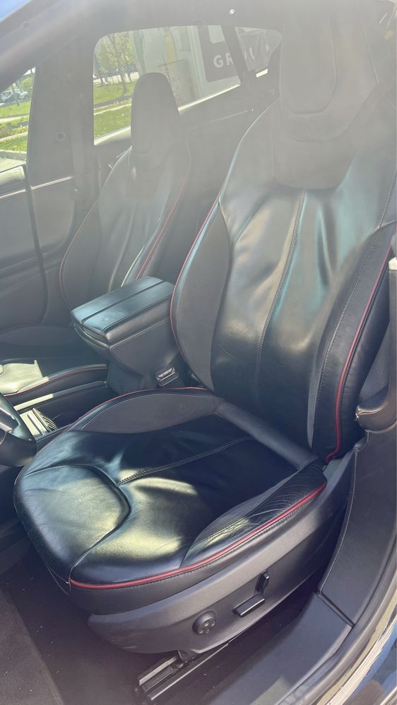 Сидения Tesla Model S Perfomence сидушки