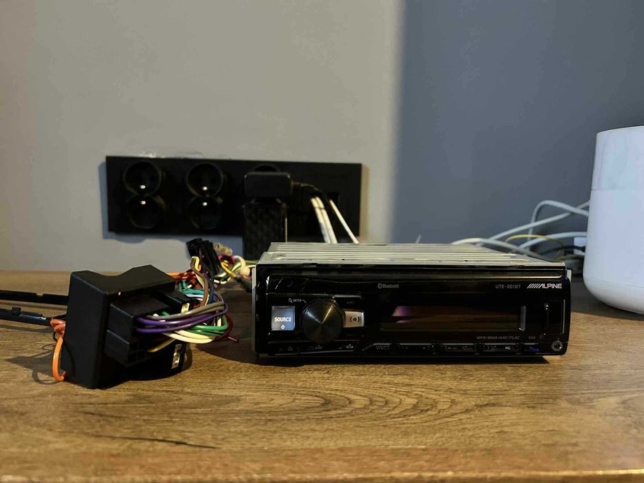 Radio samochodowe ALPINE UTE-201BT Bluetooth