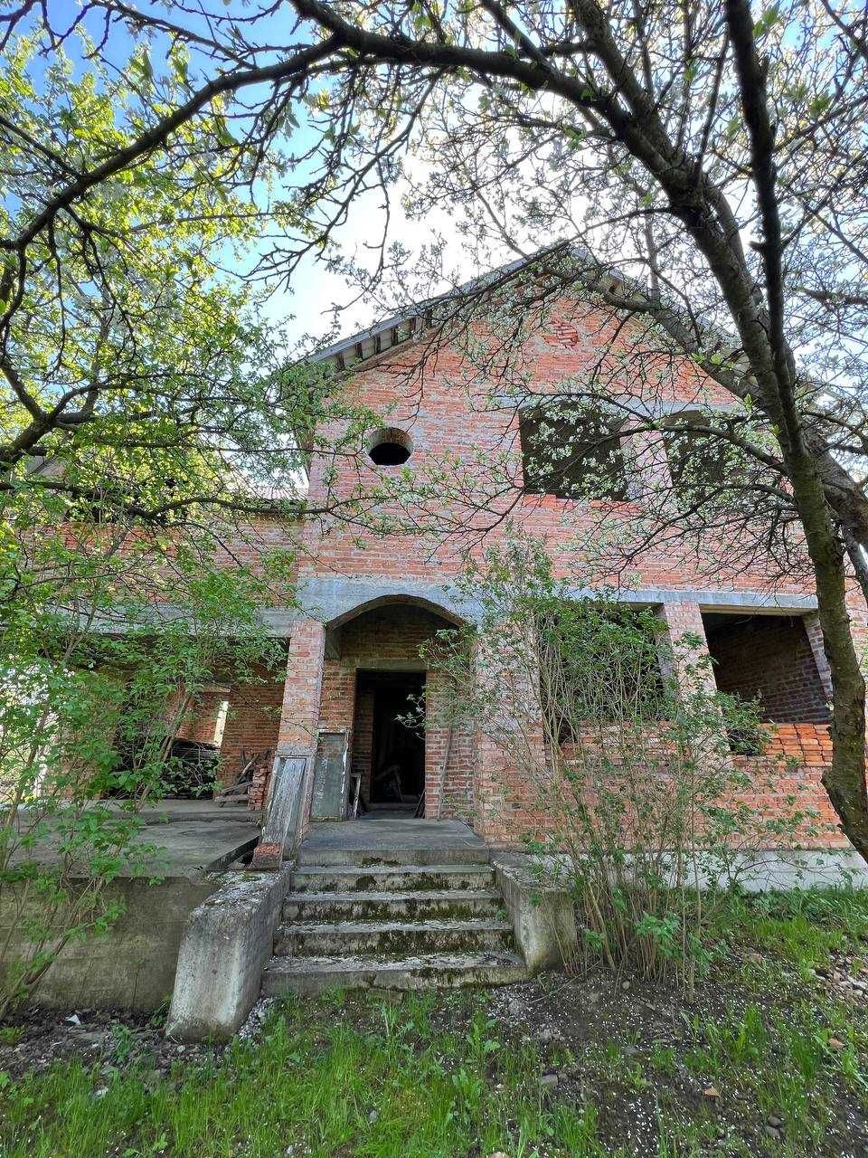 Продаю особняк з ділянкою біля міського озера