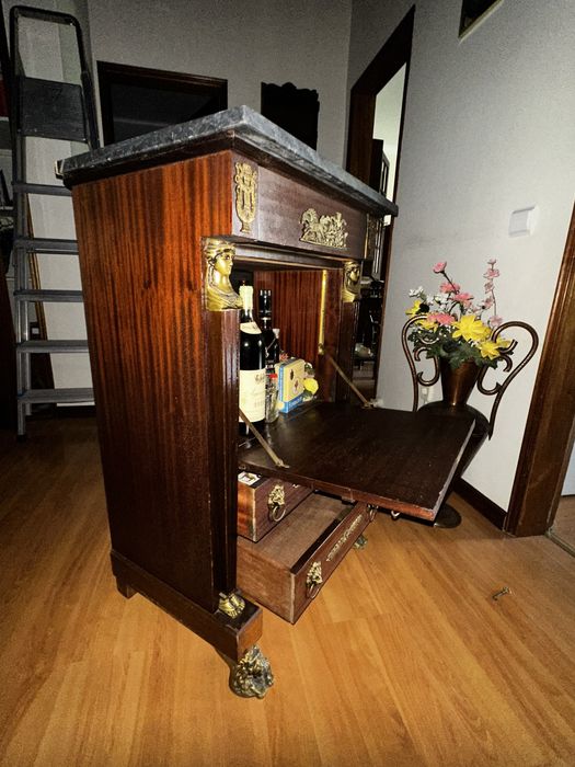 Vendo comóda em madeira trabalhada com tampo em marmore