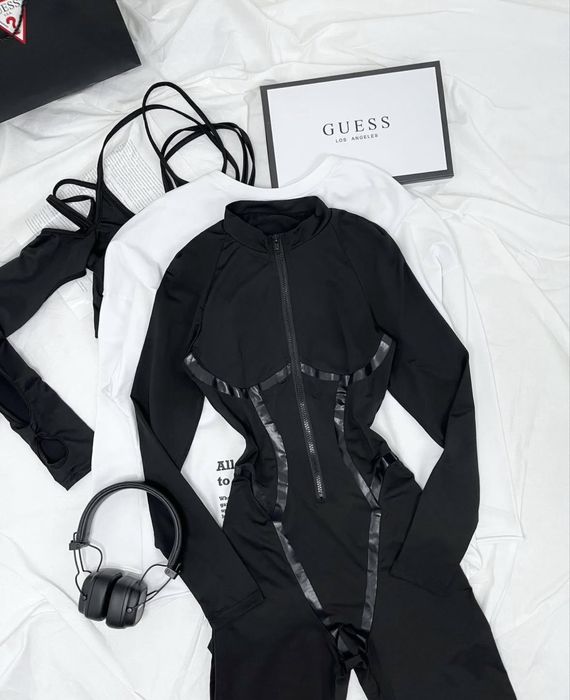 Цікавий комбинезон в обтяжку