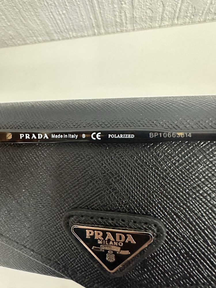 Сонцезахісні окуляри Prada