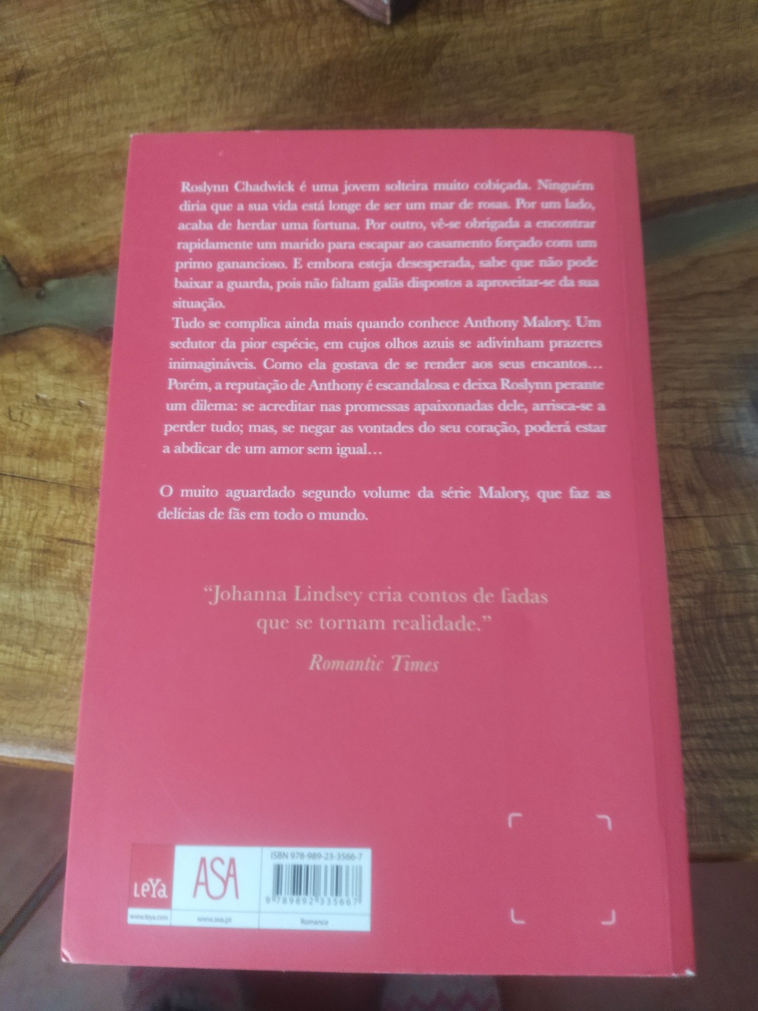 Um livro O Terno Rebelde  de