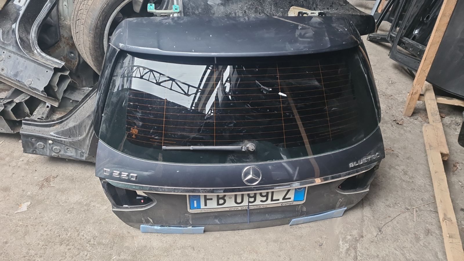 Задня ляда на Мерседес W205 універсал. Стан супер.