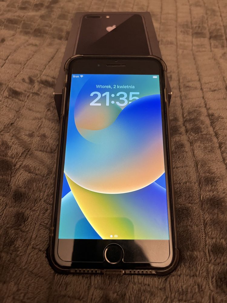 iPhone 8 plus z komletem case i szkłem hartowanym