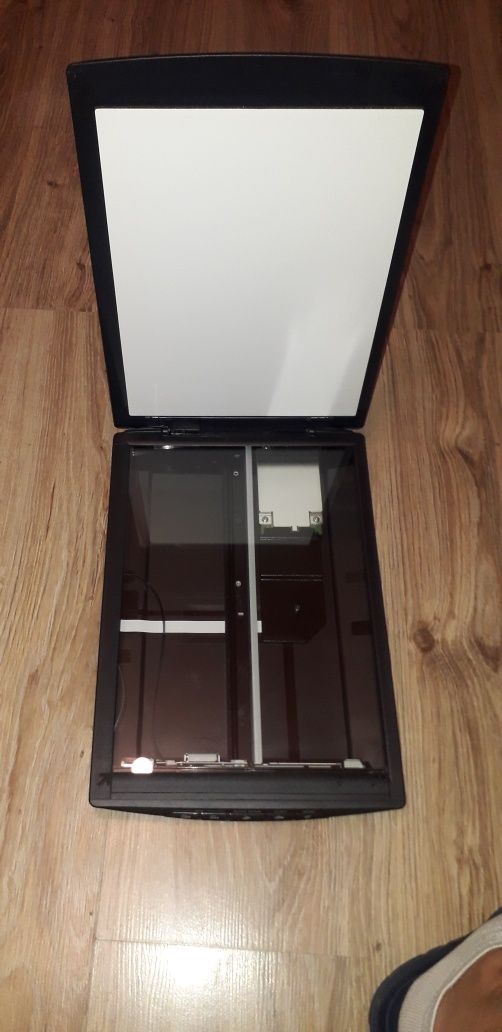Płaski i cieńki skaner Canon Lide220, zasilany z usb.