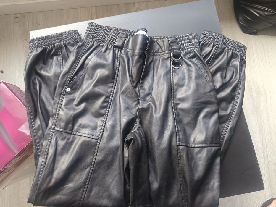 Calça de couro bershka