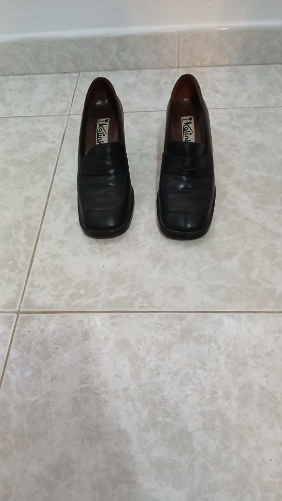 Calçado .  2 pares de sapatos em pele.