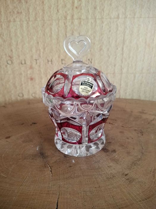 kryształowa cukierniczka/bombonierka ze szkłem rubinowym