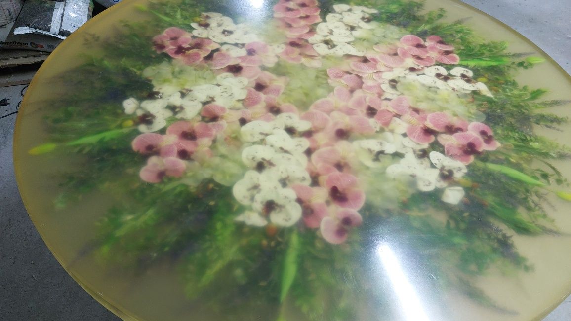 Stolik okrągły z żywicy epoksydowej I kwiatów