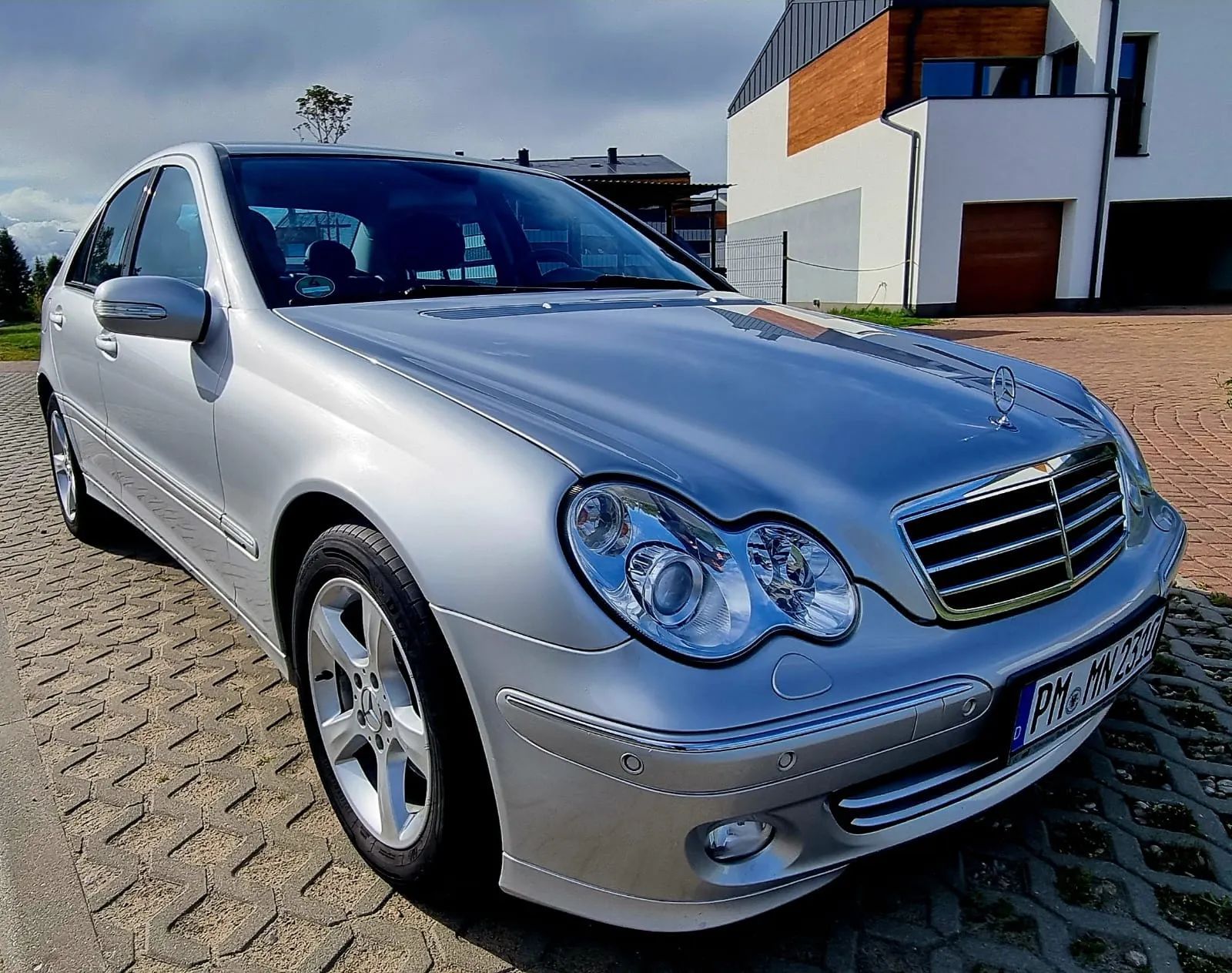 Mercedes-Benz Klasa C Automat ksenon grzane fotele tempomat navi czujniki parkowania