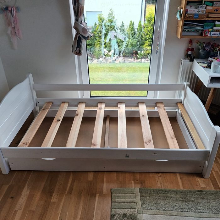 Łóżko dziecięce białe, drewniane,  z szufladą, 90x180 cm