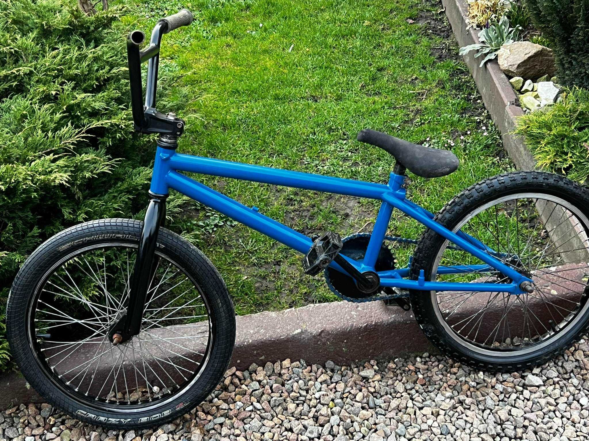 Niebiesko czarny rower bmx do negocjacji