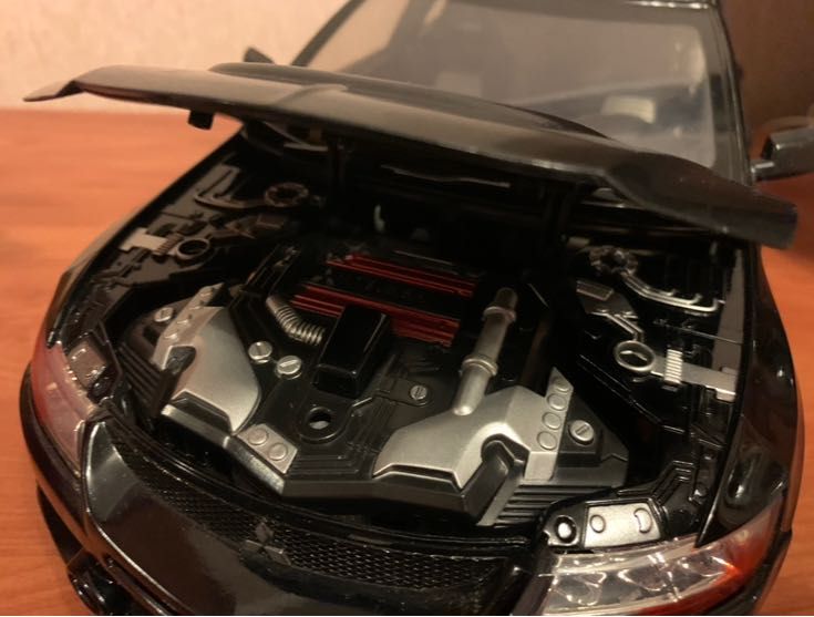 Модель Mitsubishi Lancer Evolution IX 1:12 (трансформер)