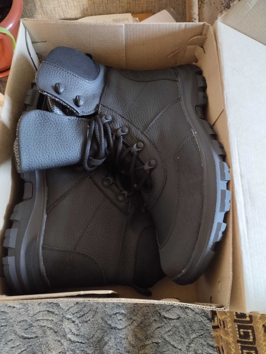 Берці чорні зимові шкіряні  нові  43 і 42  розмір