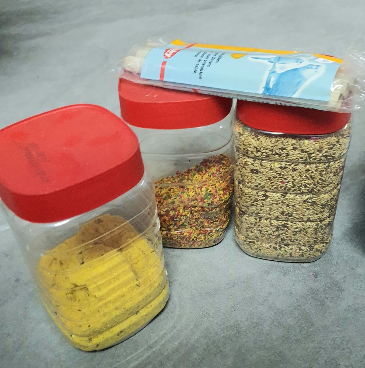 Gaiola e comida para passarinho