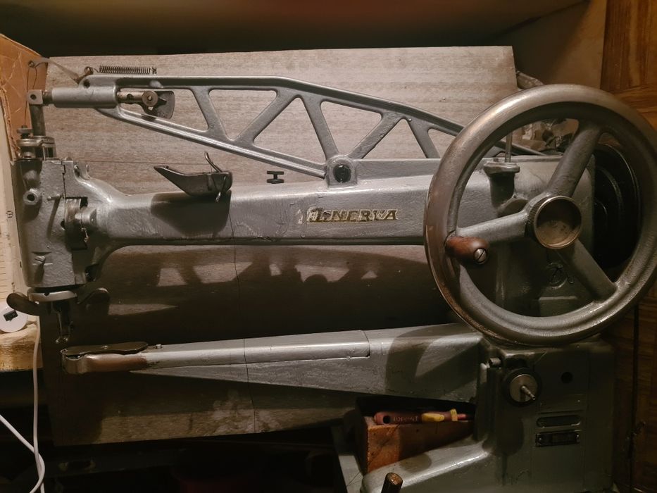 Продам швейную машину minerva