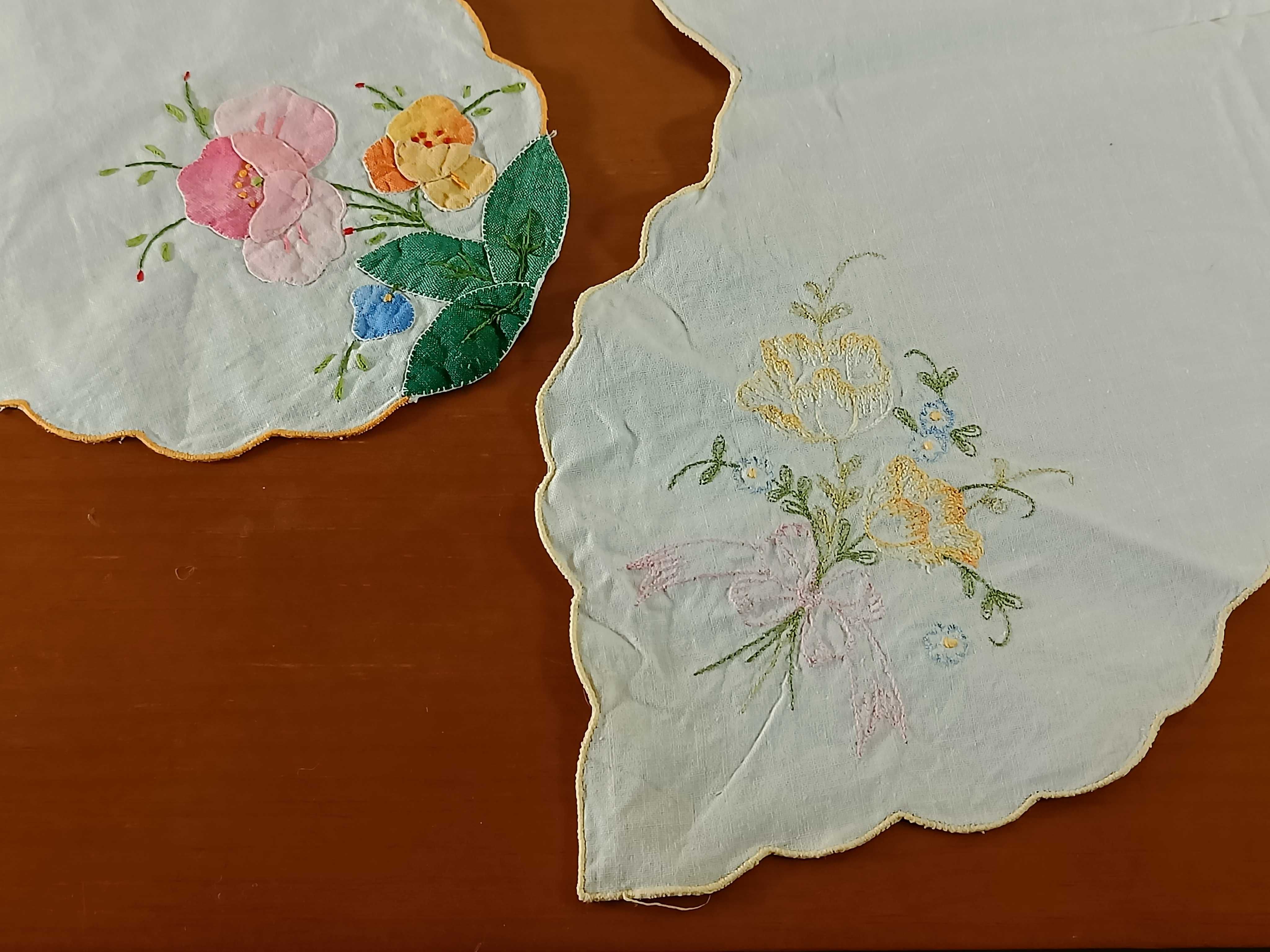 Conjunto napron /2 peças/ em losangos, decorados com bordados