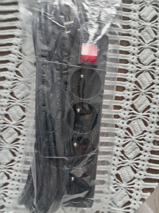 Przedłużacz zasilający z włącznikiem 4 gniazda czarny. 3000W-230-250V