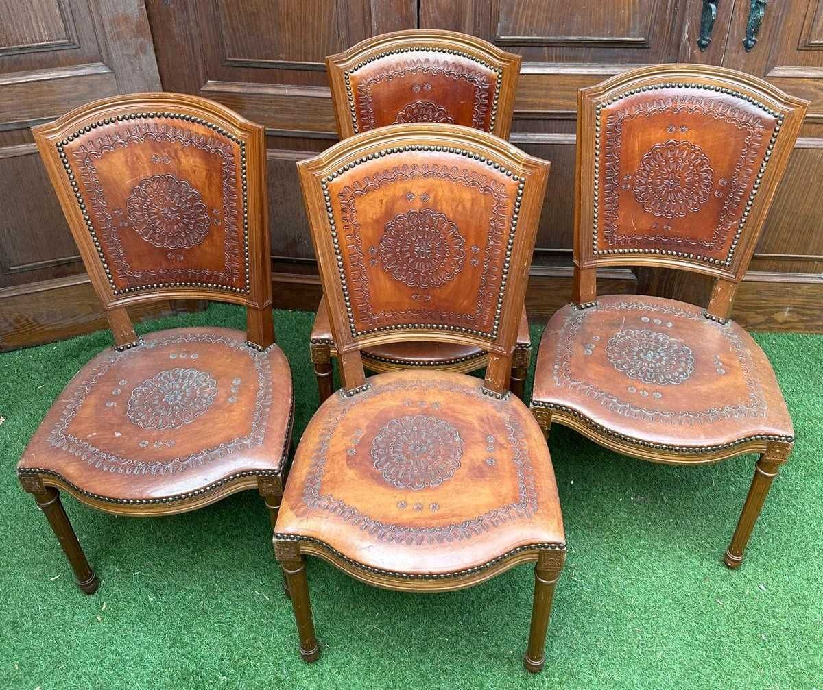 Cadeiras de sala em madeira maciça e couro, em bom estado