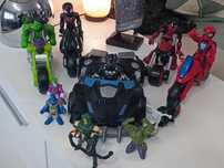 Vários avengers com veículos