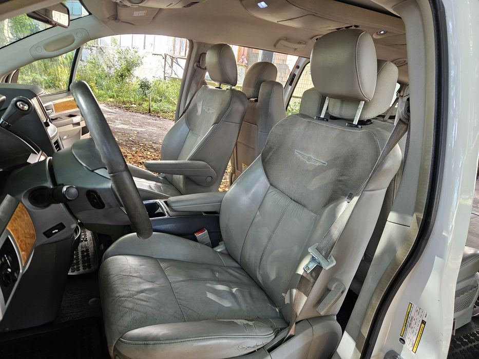 Chrysler Grand Voyager 2009 рік 2.8 дизель автомат 7 місць для військо