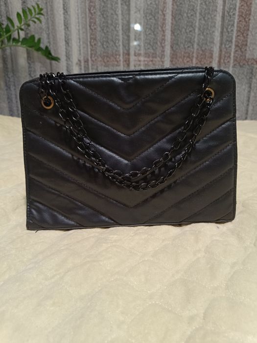 Жіночі сумочки з довгими ремінцями