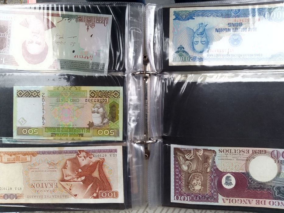 Diversas moedas e notas