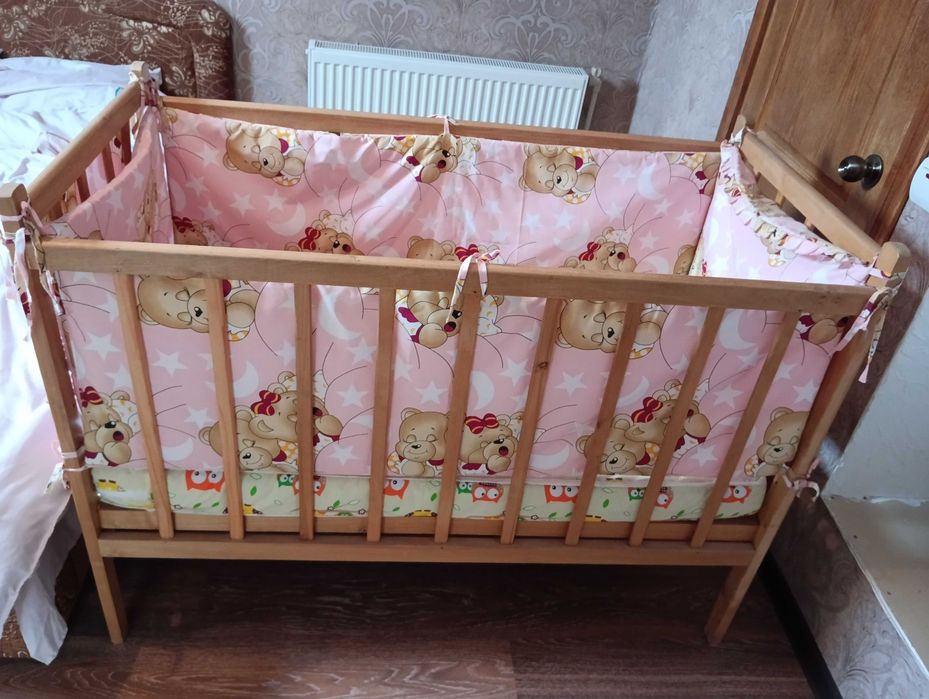 Дитяче ліжечко Б/у з бортиками та балдахіном. Захист та матрац на ліже