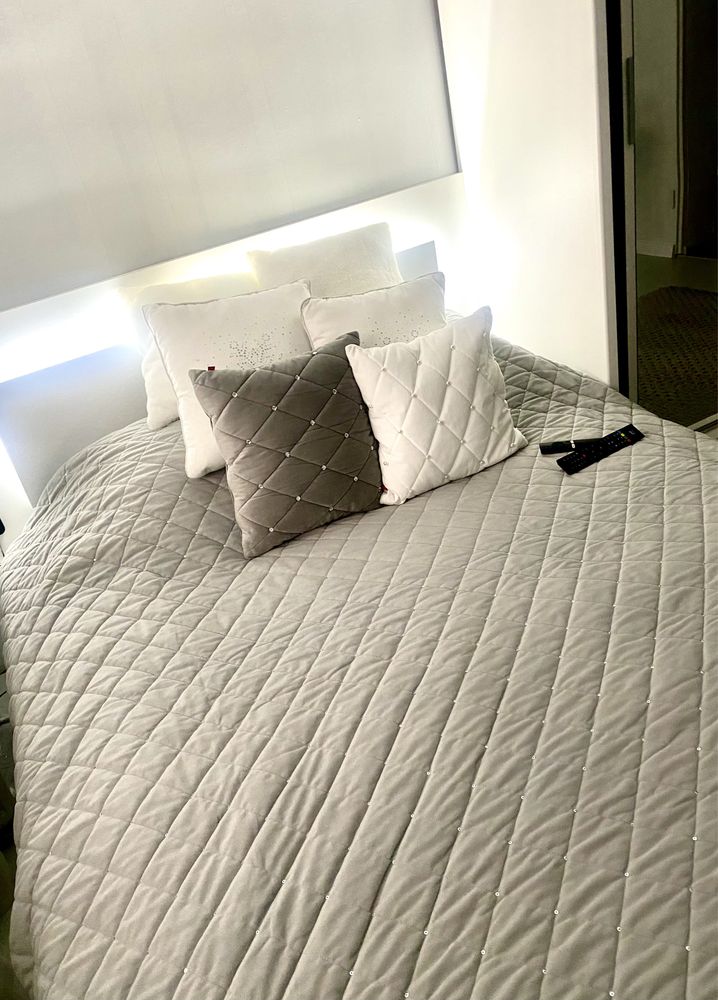 Łóżko sypialniane podświetlane - rama + materac . 160/200 agata meble