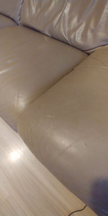 Rogówka oliwkowa z funkcją spania i pojemnikiem na pościel.