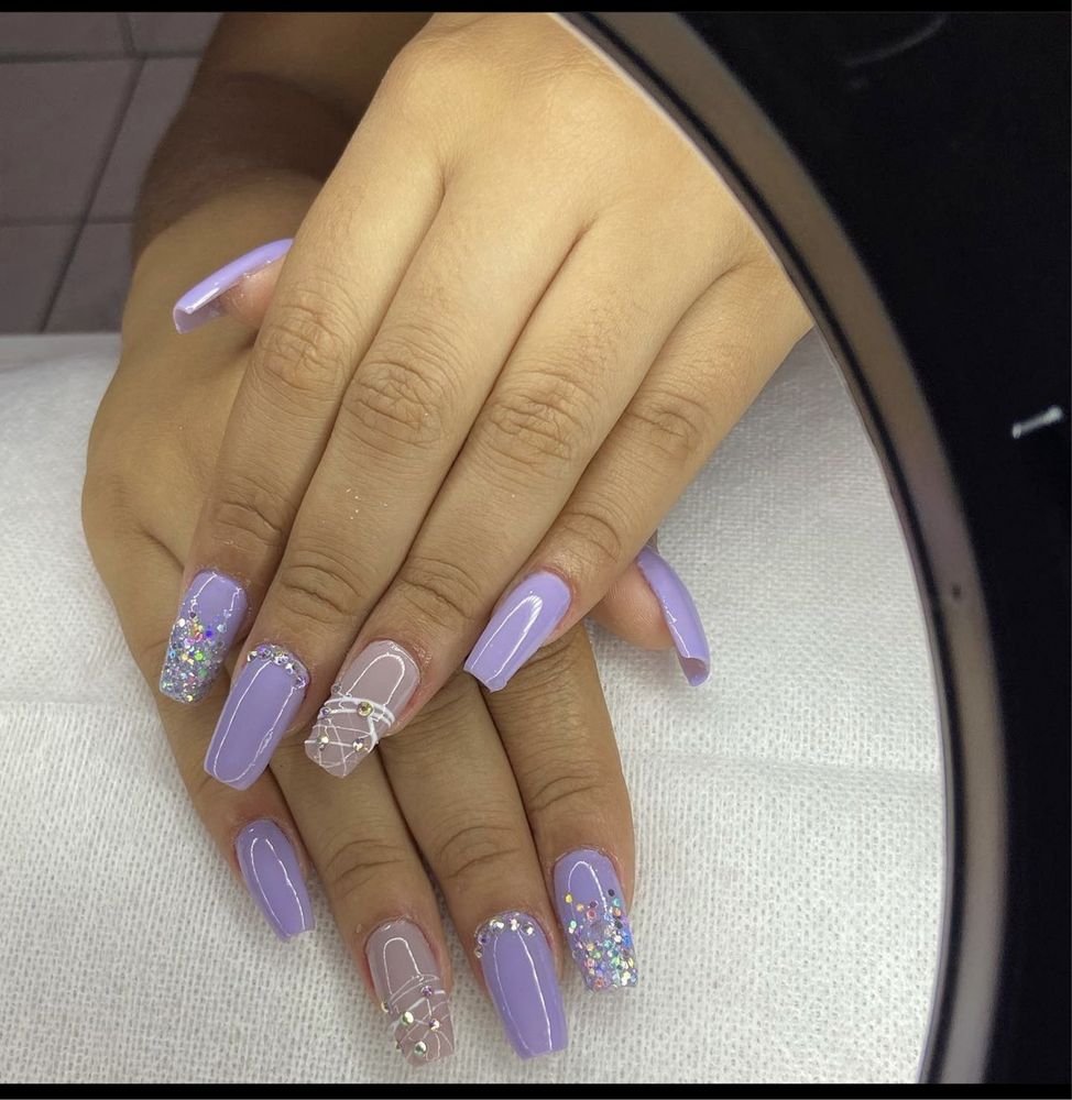 Unhas de gel e pedicure