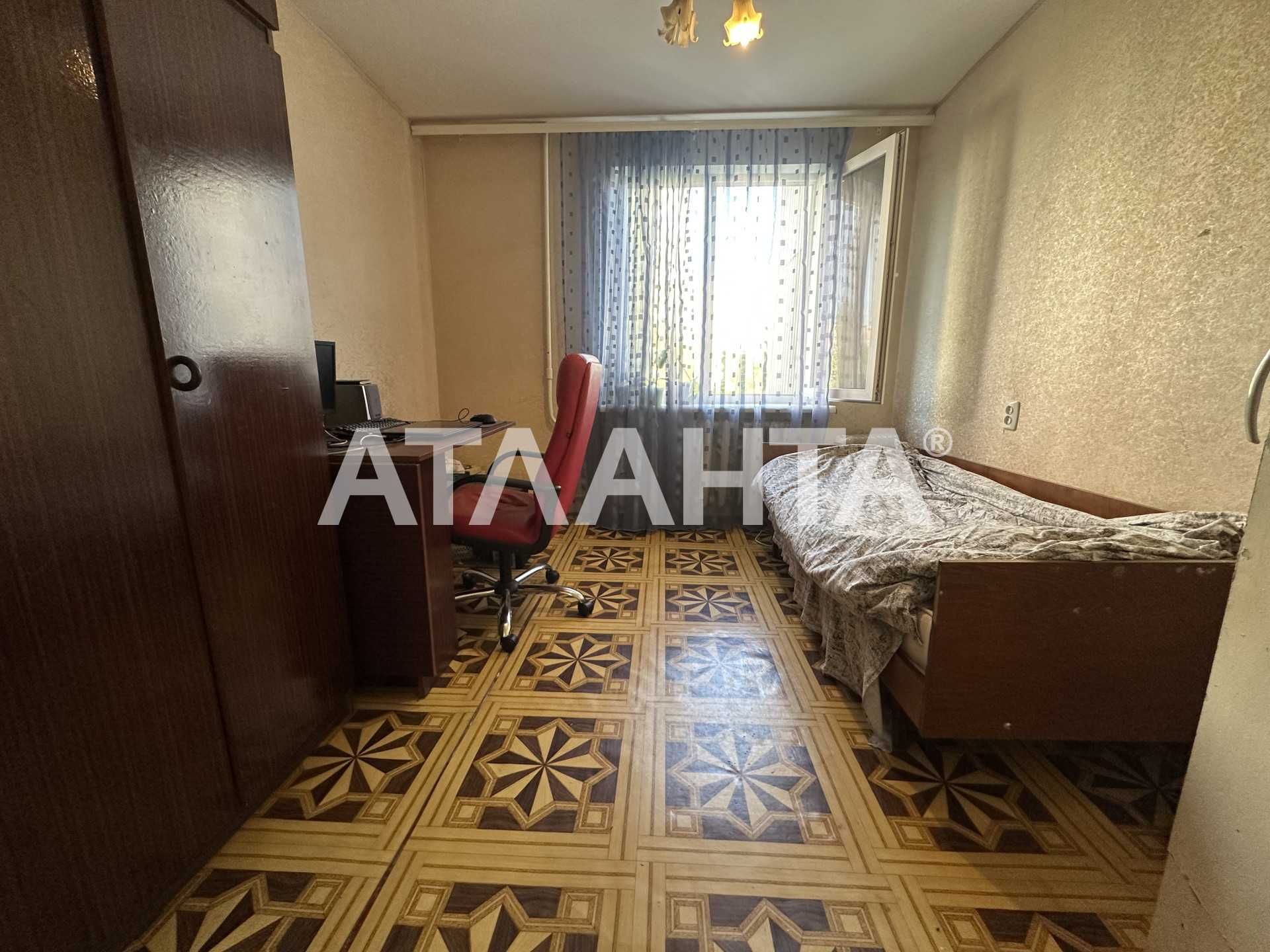 Двухкомнатная квартира на среднем этаже на Таирова