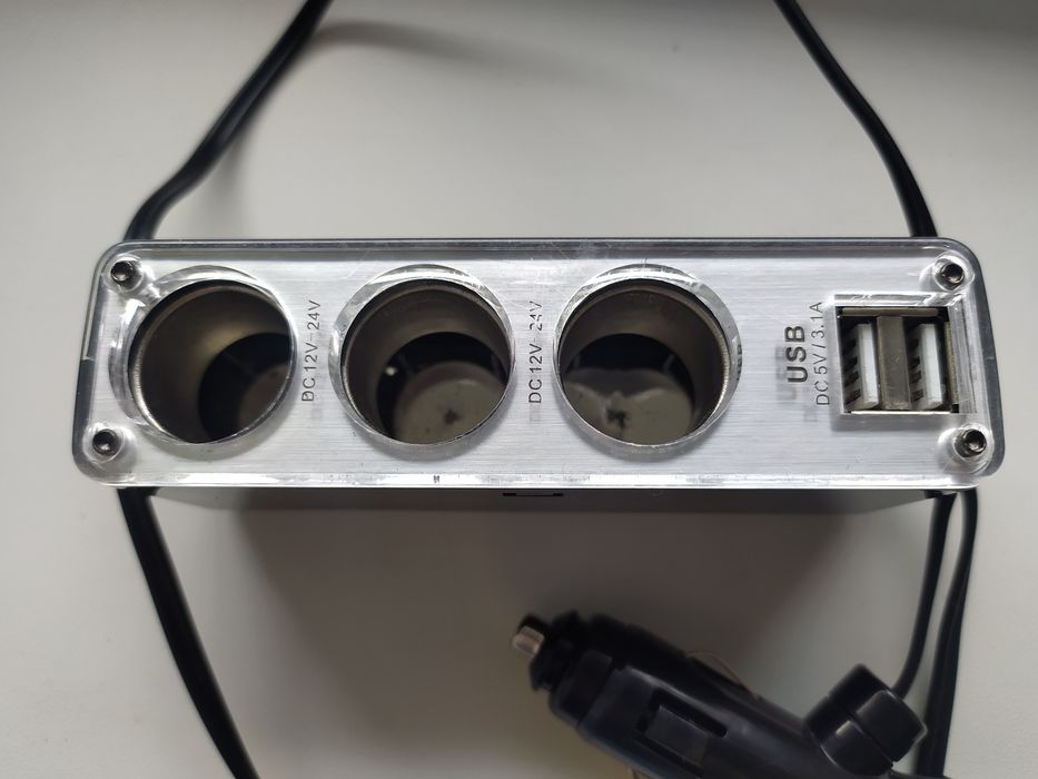 Автомобільний зарядний пристрій з розгалужувачем на 3 гнізда + 2 USB