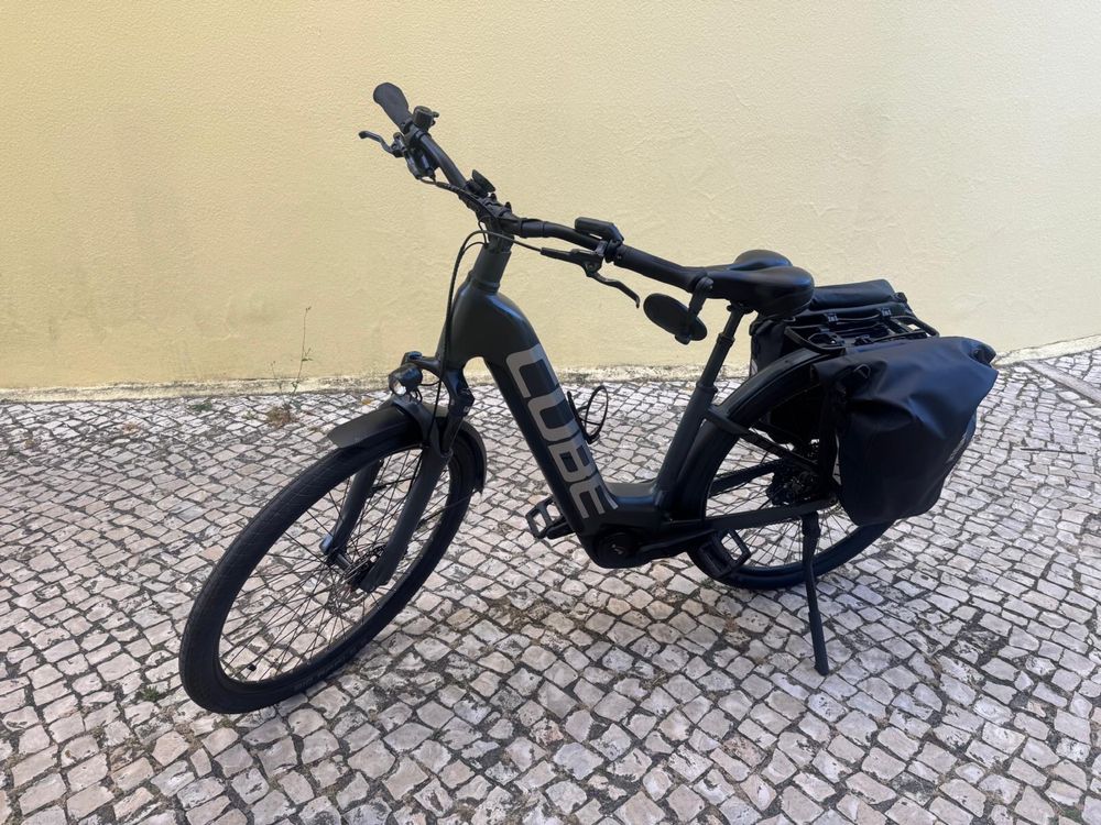Bicicleta CUBE Kathmandu Hybrid ONE