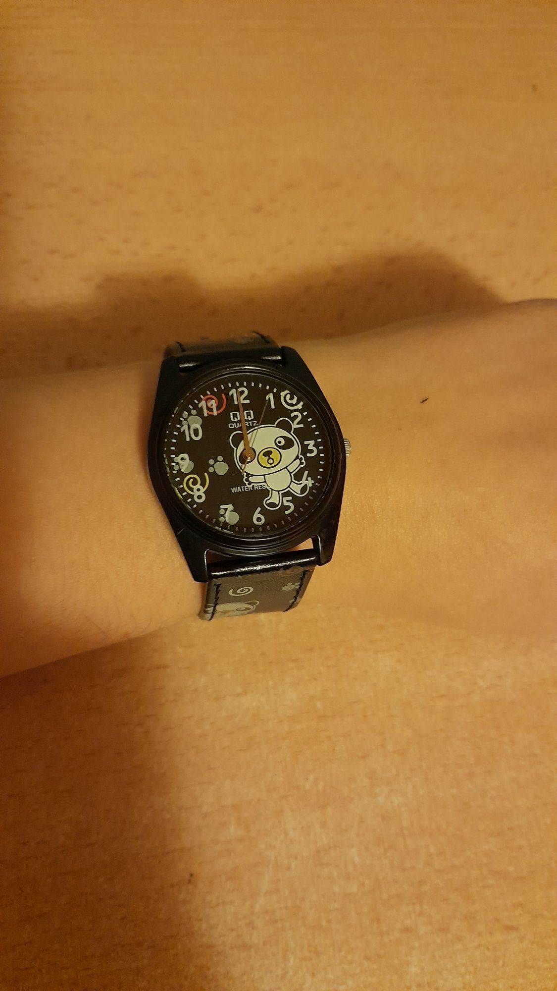 Czarny zegarek dla nastolatki