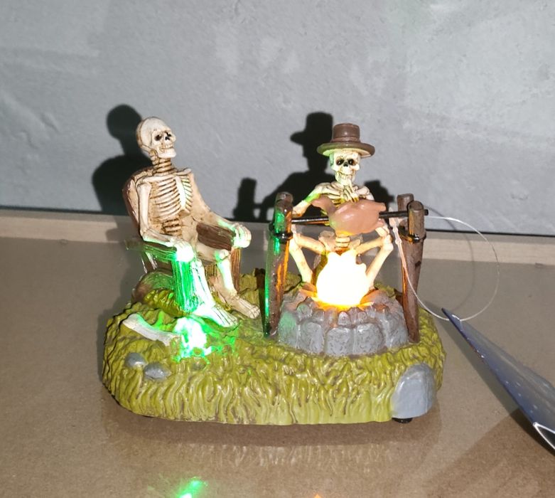 Figurka Halloween LED kościotrupy przy ognisku