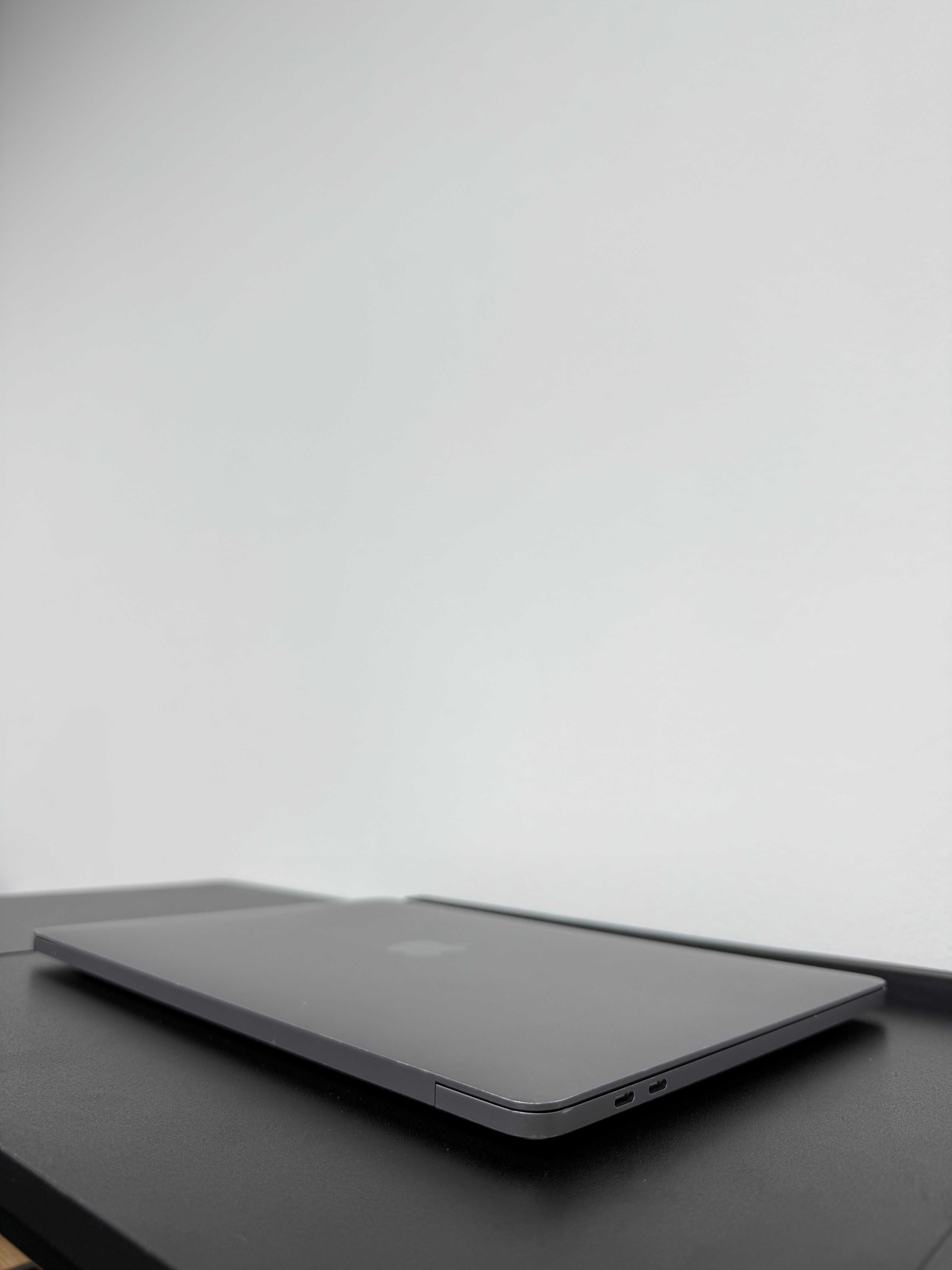 Macbook Pro 2022 (M2/8gb/512 ssd)