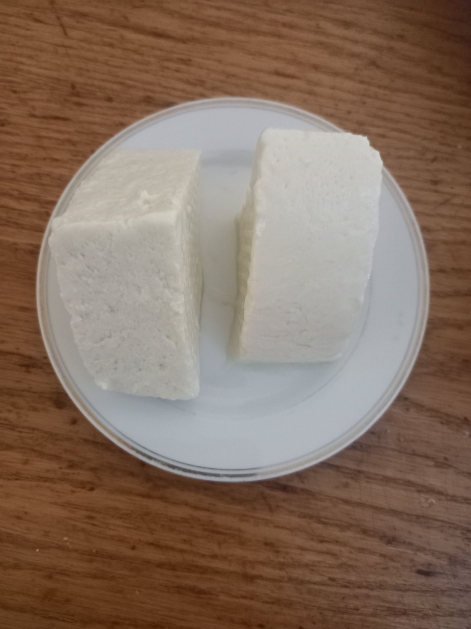 Молоко козье, брынза, масло сливочное.
