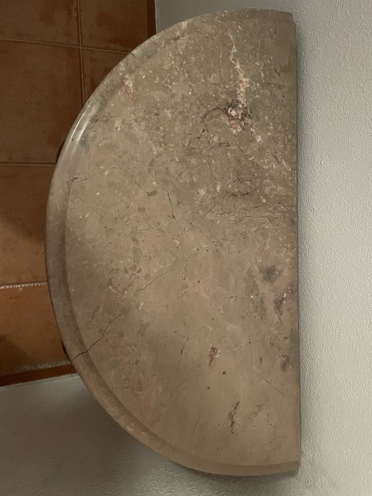 Mesa de apoio com tampo em pedra