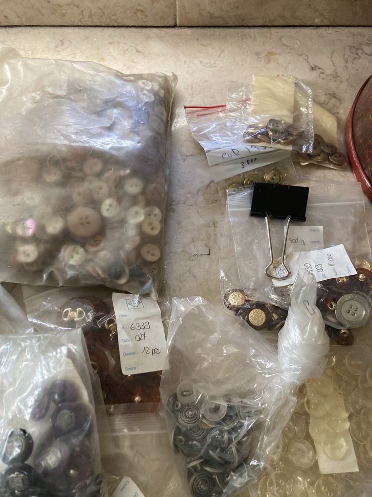 Lote de botões variados- total: 12 euros