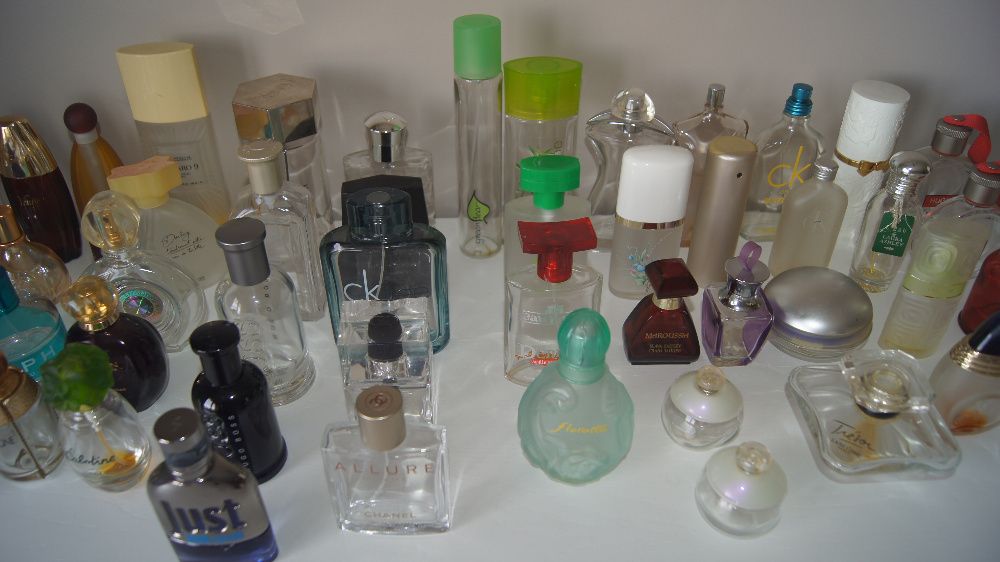 54 frascos de perfumes vazios